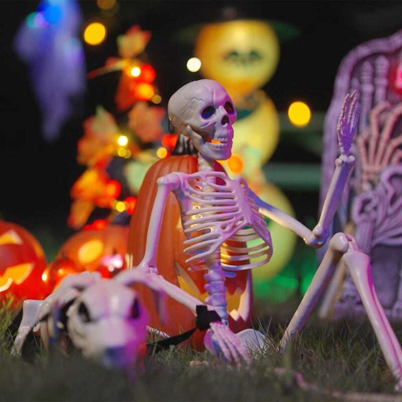 Λευκό σετ διακόσμησης με σκελετούς Halloween σε εξωτερικό χώρο