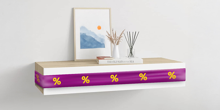 Λευκό ράφι με κρυφή στήριξη με μοβ κορδέλα που διαθέτει εικονίδια έκπτωσης, με διακοσμητικά σε ένα κομψό δωμάτιο. Κάντε κλικ για να αγοράσετε τα προϊόντα της προσφοράς.