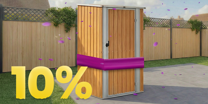 Ξύλινη αποθήκη κήπου κάτω από κιόσκι σε ηλιόλουστη αυλή, με λουλούδια και φράχτη, με banner ανοιξιάτικης προσφοράς 10%.